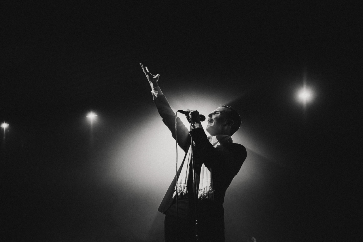 15 Jahre "Happiness" – die britische Synth-Pop-Band feiert ihr Debütalbum live. – Hurts.