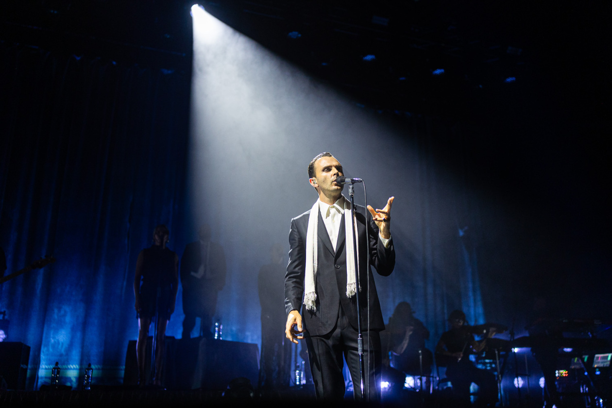 15 Jahre "Happiness" – die britische Synth-Pop-Band feiert ihr Debütalbum live. – Hurts.