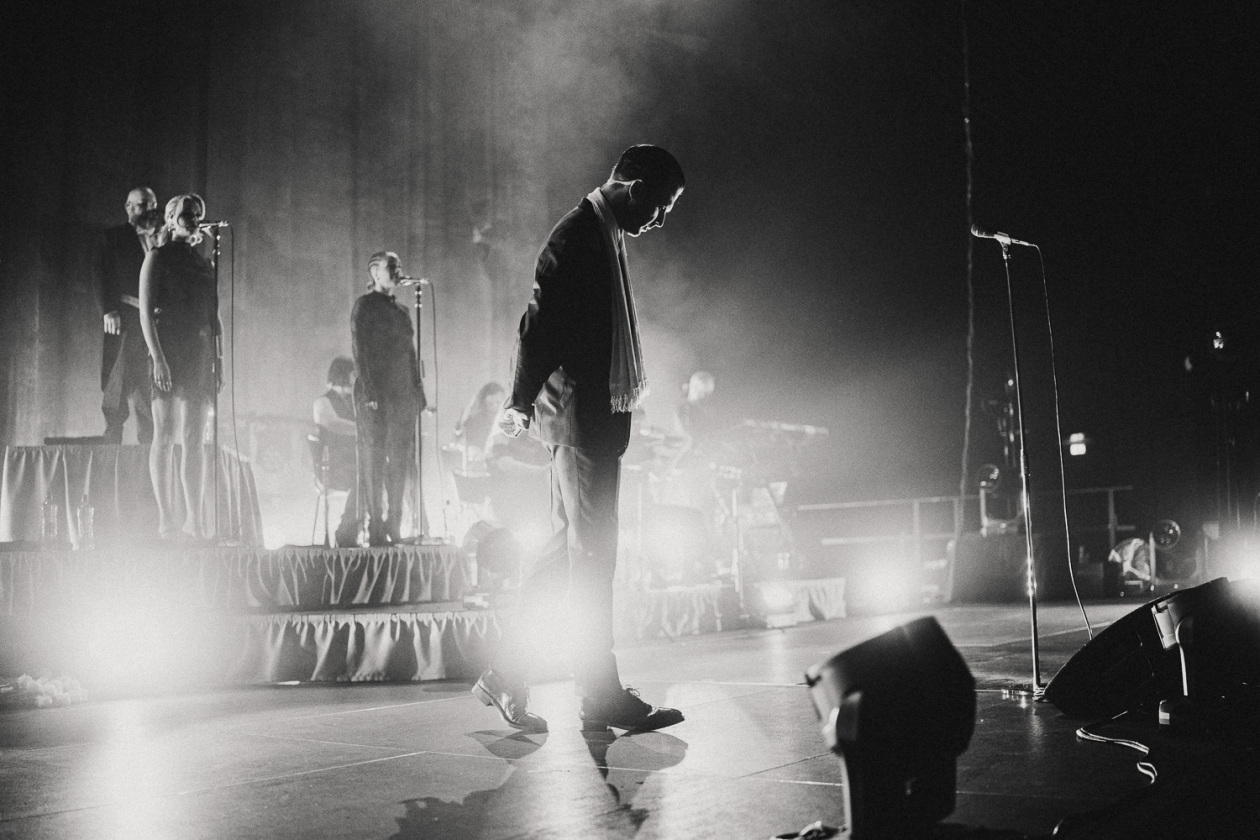 15 Jahre "Happiness" – die britische Synth-Pop-Band feiert ihr Debütalbum live. – Hurts.