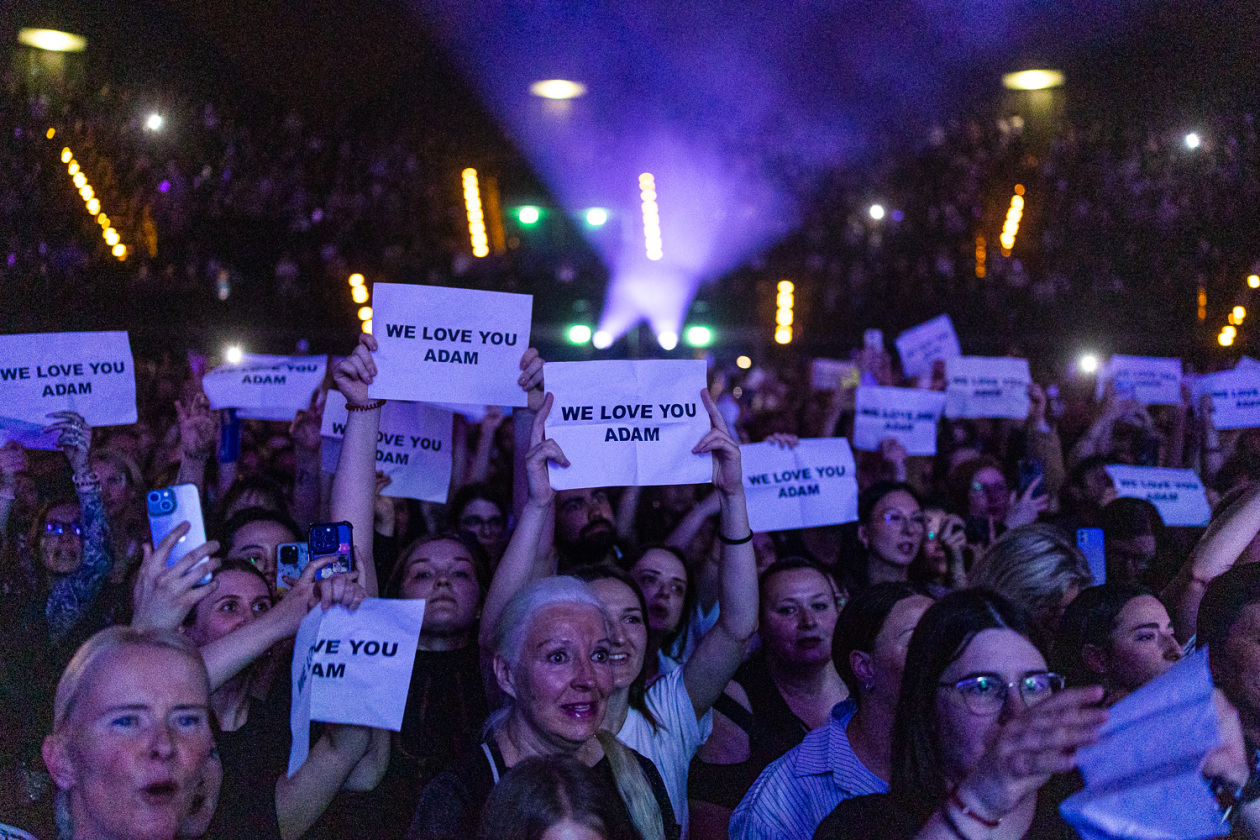 Hurts – 15 Jahre "Happiness" – die britische Synth-Pop-Band feiert ihr Debütalbum live. – Fans.