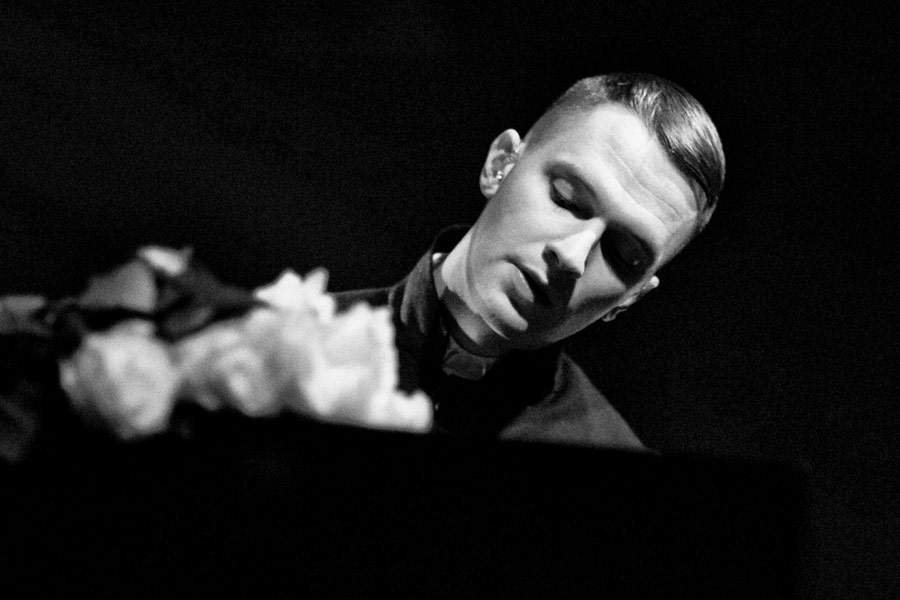 Hurts – Die Wunderbuben des Synthiepops zu Gast in Köln. – Adam Anderson am Keyboard