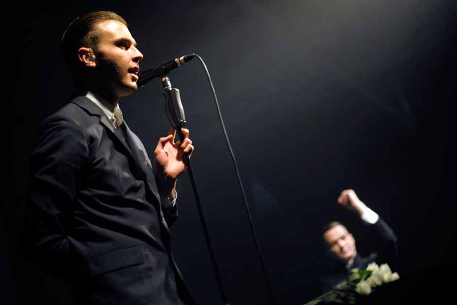 Die Wunderbuben des Synthiepops zu Gast in Köln. – Theo Hutchcraft am Mikro - Hurts in der Kölner Essigfabrik