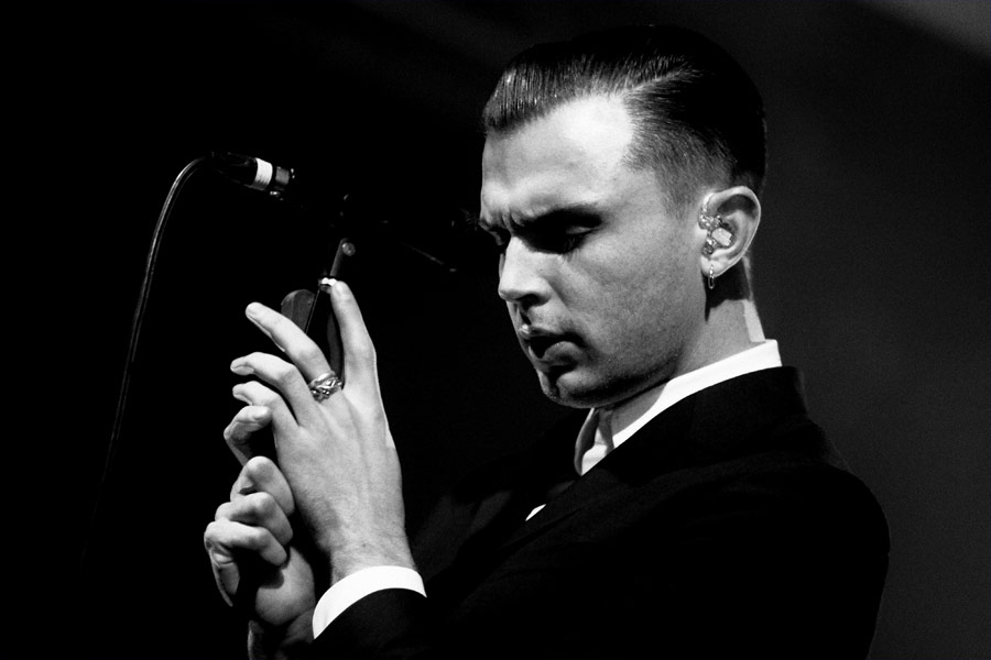 Die Wunderbuben des Synthiepops zu Gast in Köln. – Theo Hutchcraft, Frontmann der Hurts