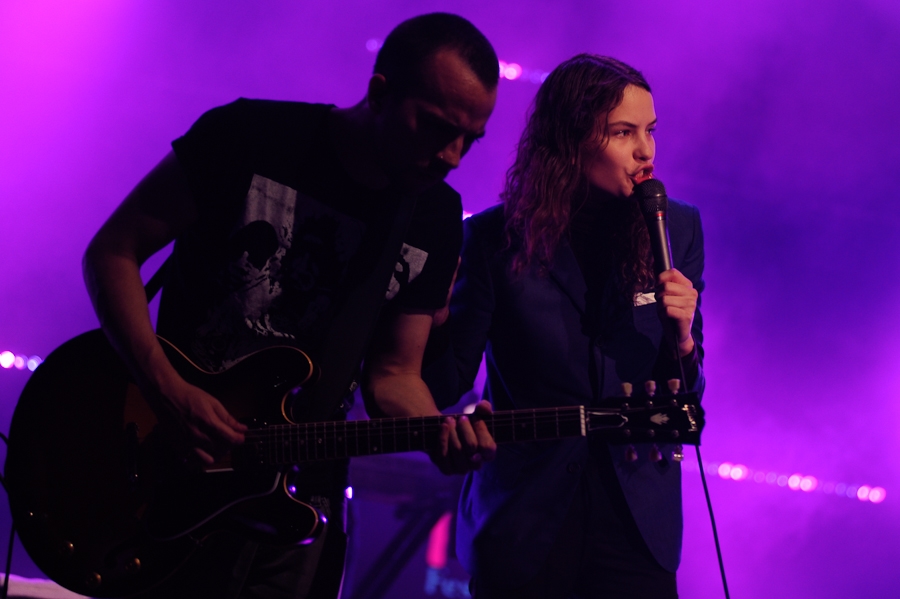 Stings Tochter spielte einen introvertierten Gig. – I Blame Coco.