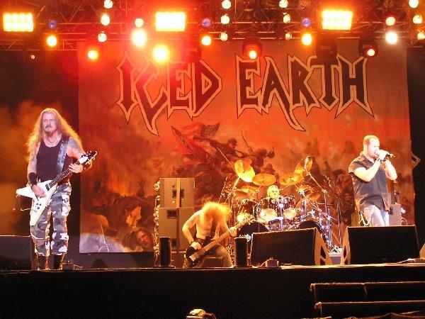 Trotz den Diskussionen um übertriebenen Patriotismus bejubelt: Iced Earth – 