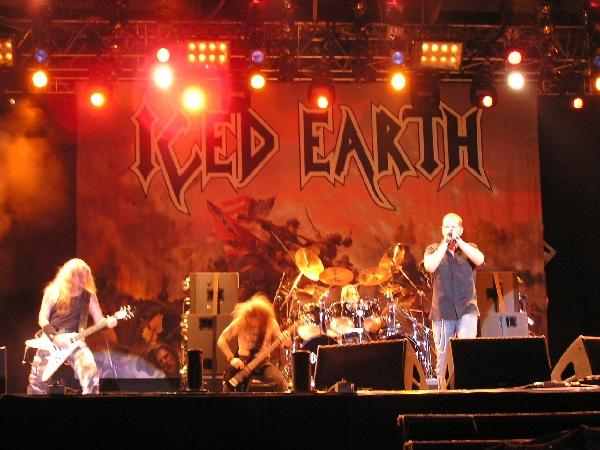 Trotz den Diskussionen um übertriebenen Patriotismus bejubelt: Iced Earth – 