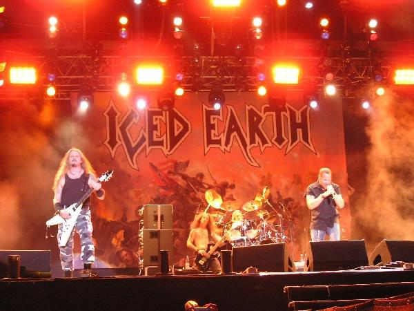 Trotz den Diskussionen um übertriebenen Patriotismus bejubelt: Iced Earth – 