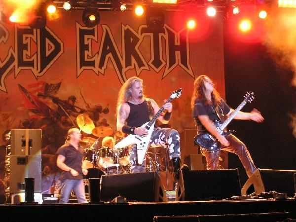 Trotz den Diskussionen um übertriebenen Patriotismus bejubelt: Iced Earth – 