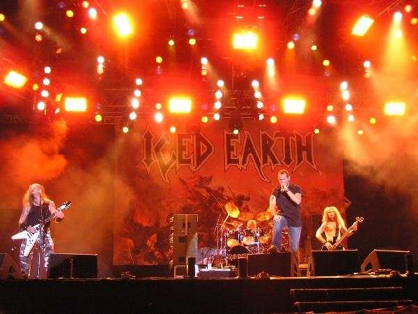 Trotz den Diskussionen um übertriebenen Patriotismus bejubelt: Iced Earth – 