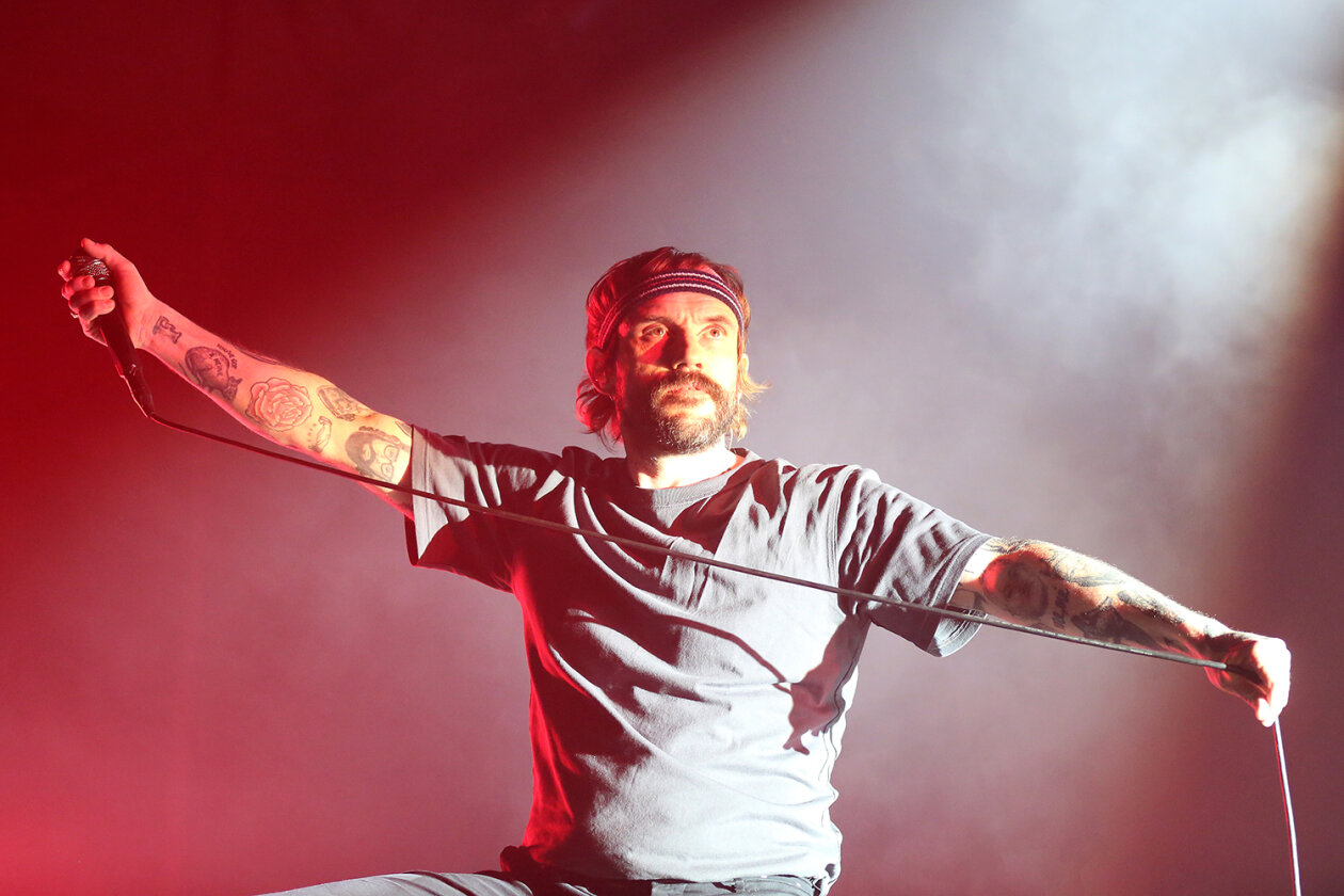 Das aktuelle Album "TANGK" im Gepäck und viel Politik: die britischen Postpunks. – Idles.