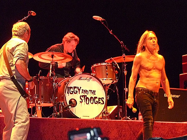 Iggy Pop – 65 Jahre und agiler denn je: Iggy und seine Stooges beim Greenville Festival. – 