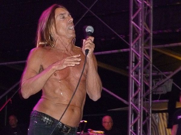 Iggy Pop – 65 Jahre und agiler denn je: Iggy und seine Stooges beim Greenville Festival. – 