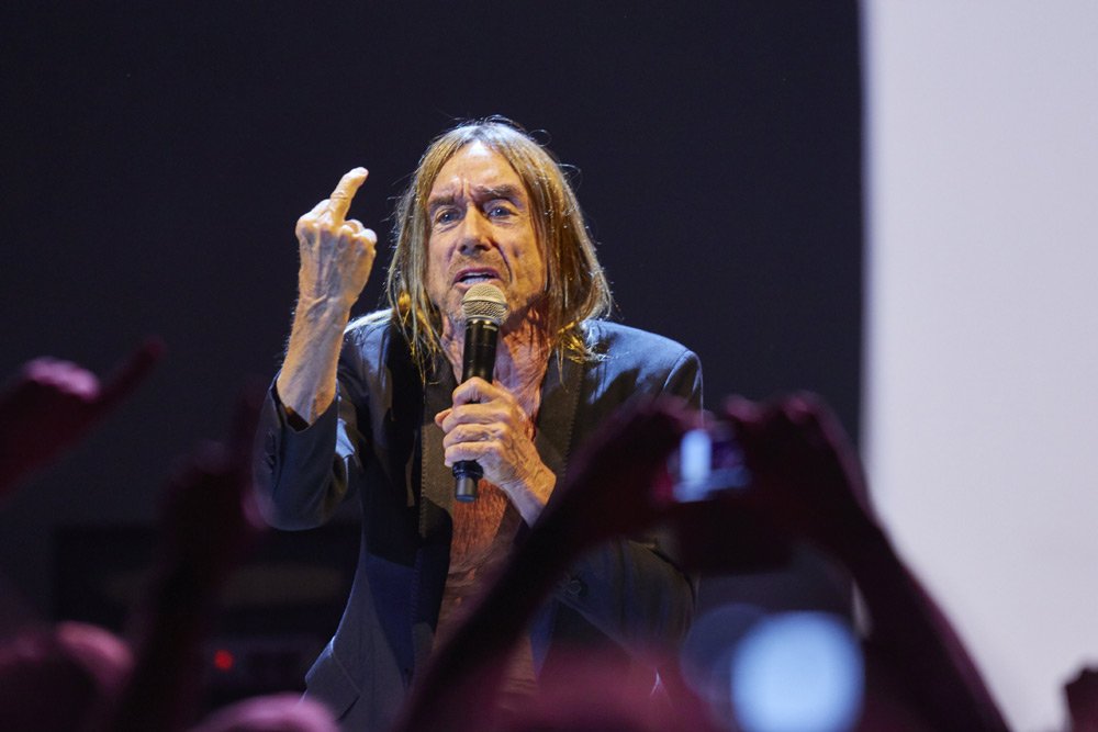 Iggy Pop – Mit Josh Homme, Matt Helders, Dean Fertita und Co. auf "Post Pop Depression"-Tour! – Ein Stinkefinger.