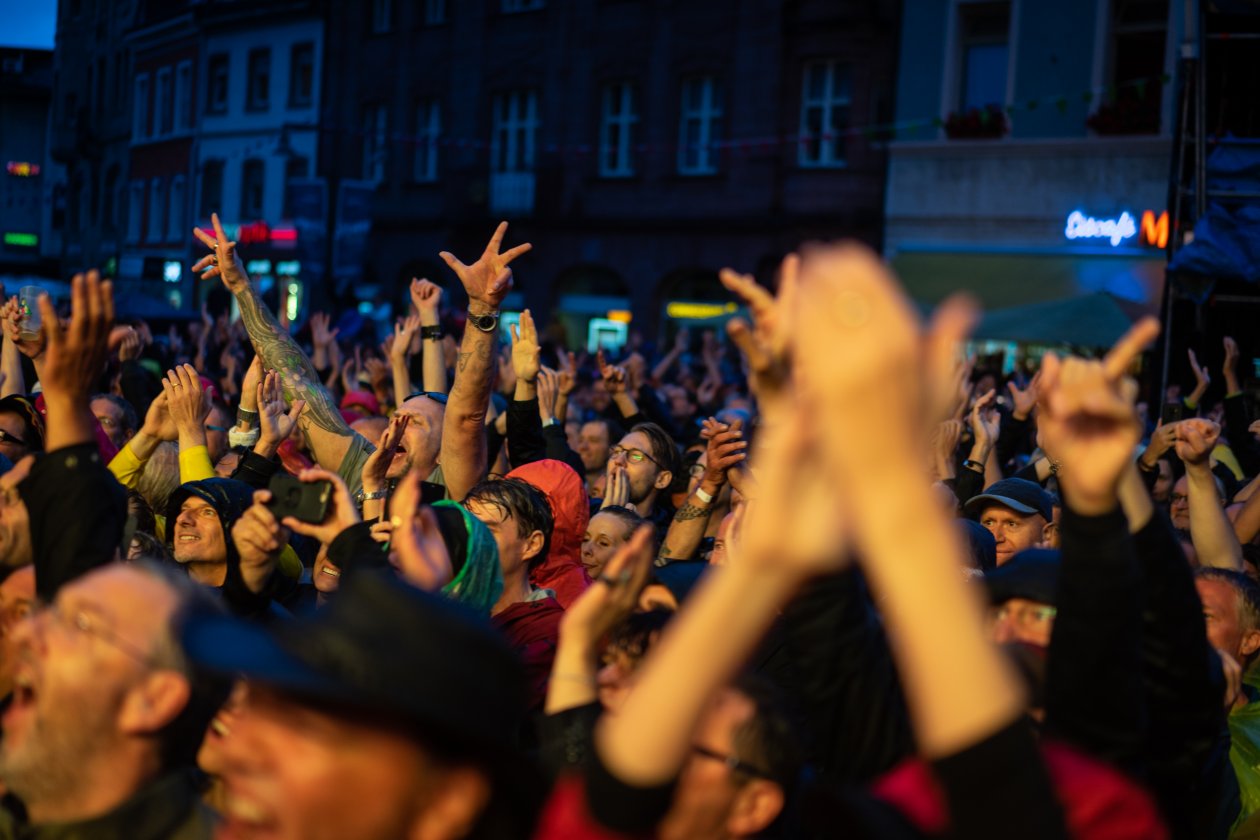 Das bisschen Regen ... Iggy Pop in Hochform. – Iggy Pop-Fans.