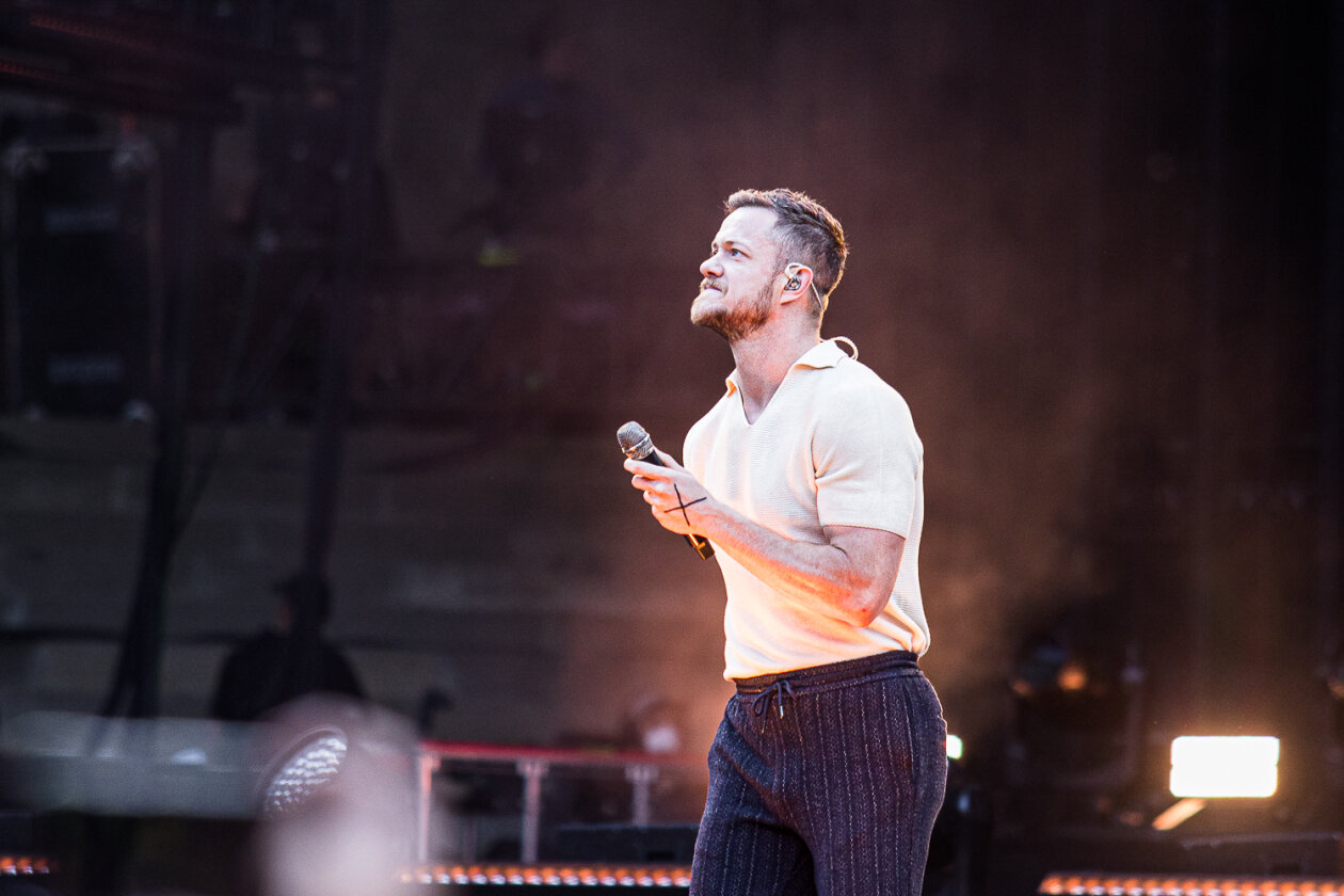 Imagine Dragons begeistern das ausverkaufte Open Air-Stadionrund. – Dan Reynolds.