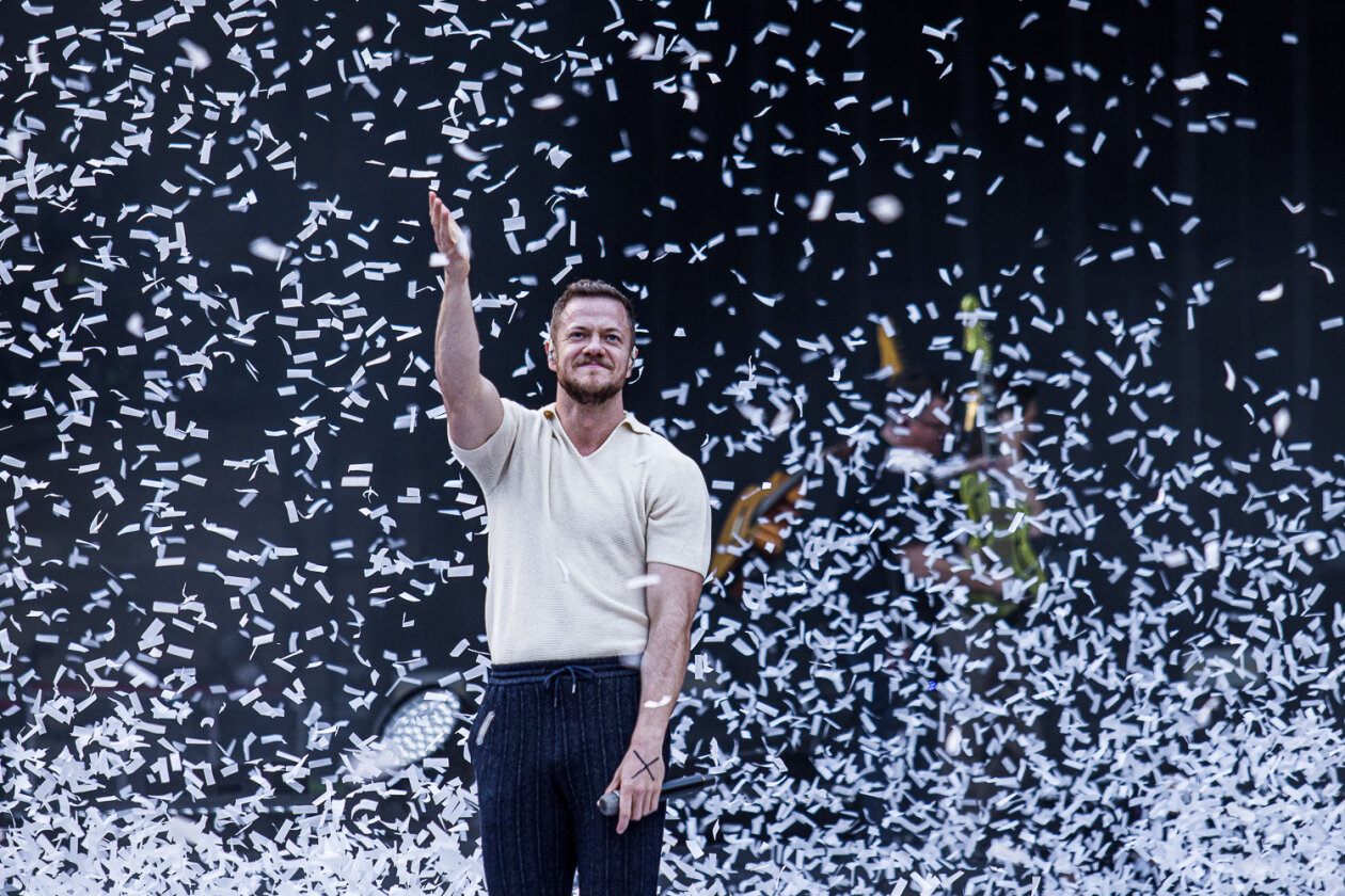 Imagine Dragons begeistern das ausverkaufte Open Air-Stadionrund. – Konfettiregen.
