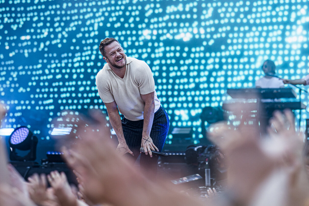 Imagine Dragons begeistern das ausverkaufte Open Air-Stadionrund. – On stage.