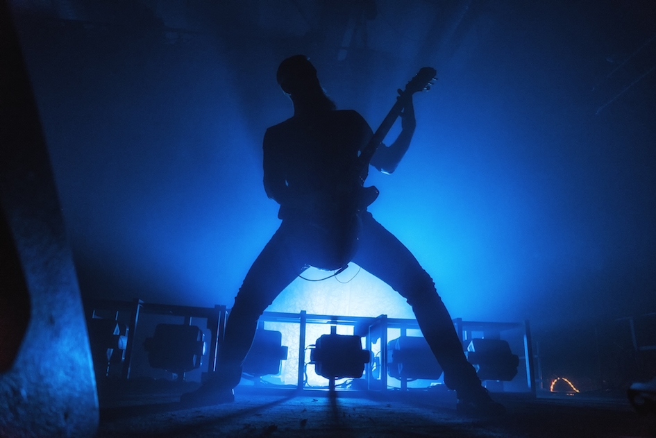 In Flames – Mit der aktuellen Scheibe "Siren Charms" in der Hauptstadt. – In blau.