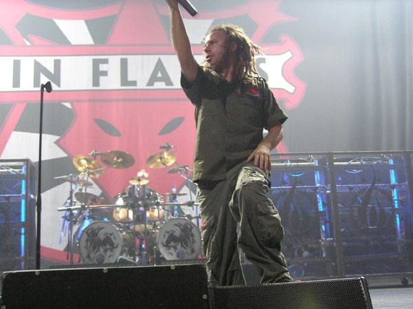 Auch mit Aushilfsklampfer souverän wie immer: In Flames. – 