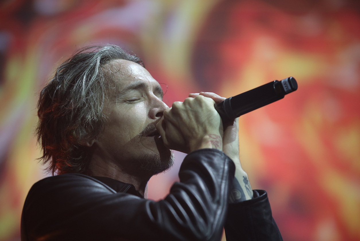Incubus – Brandon Boyd mit geschlossenen Augen.