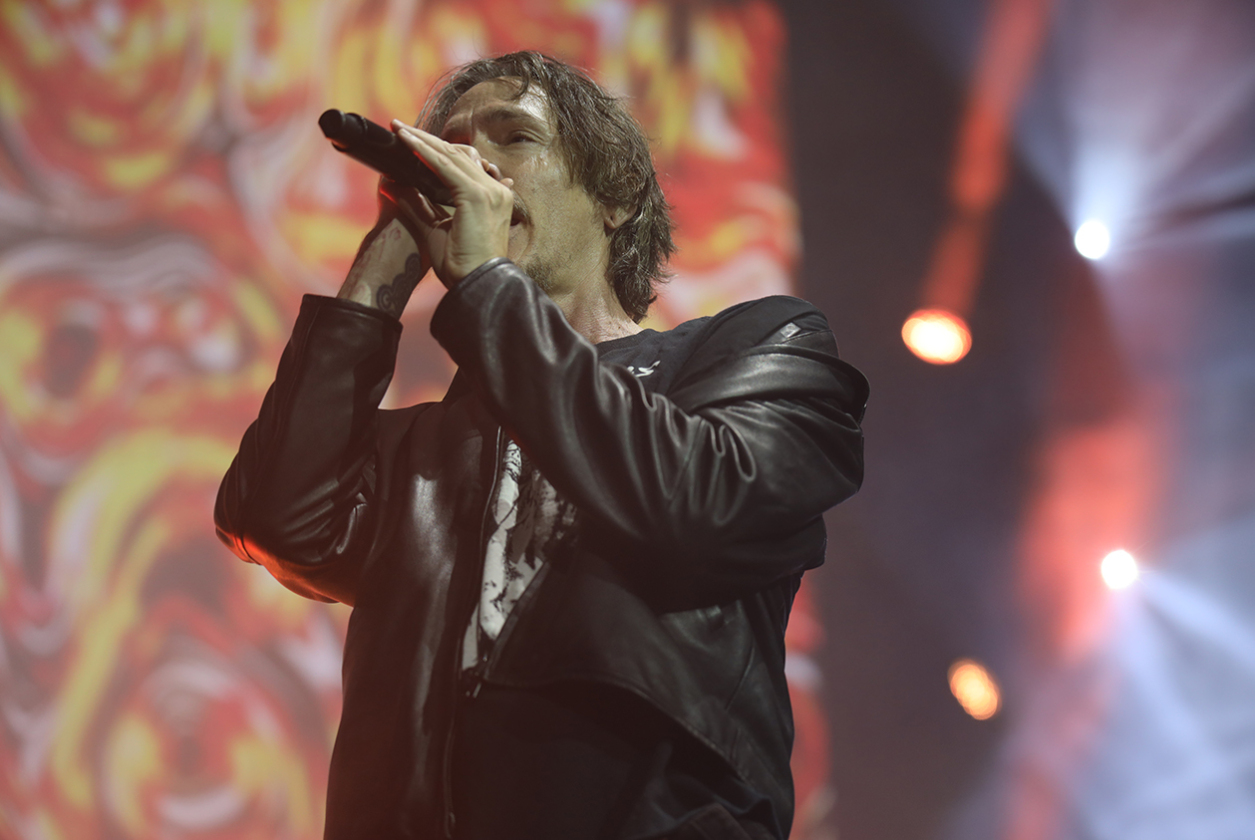 Incubus – Brandon Boyd mit offenen Augen.