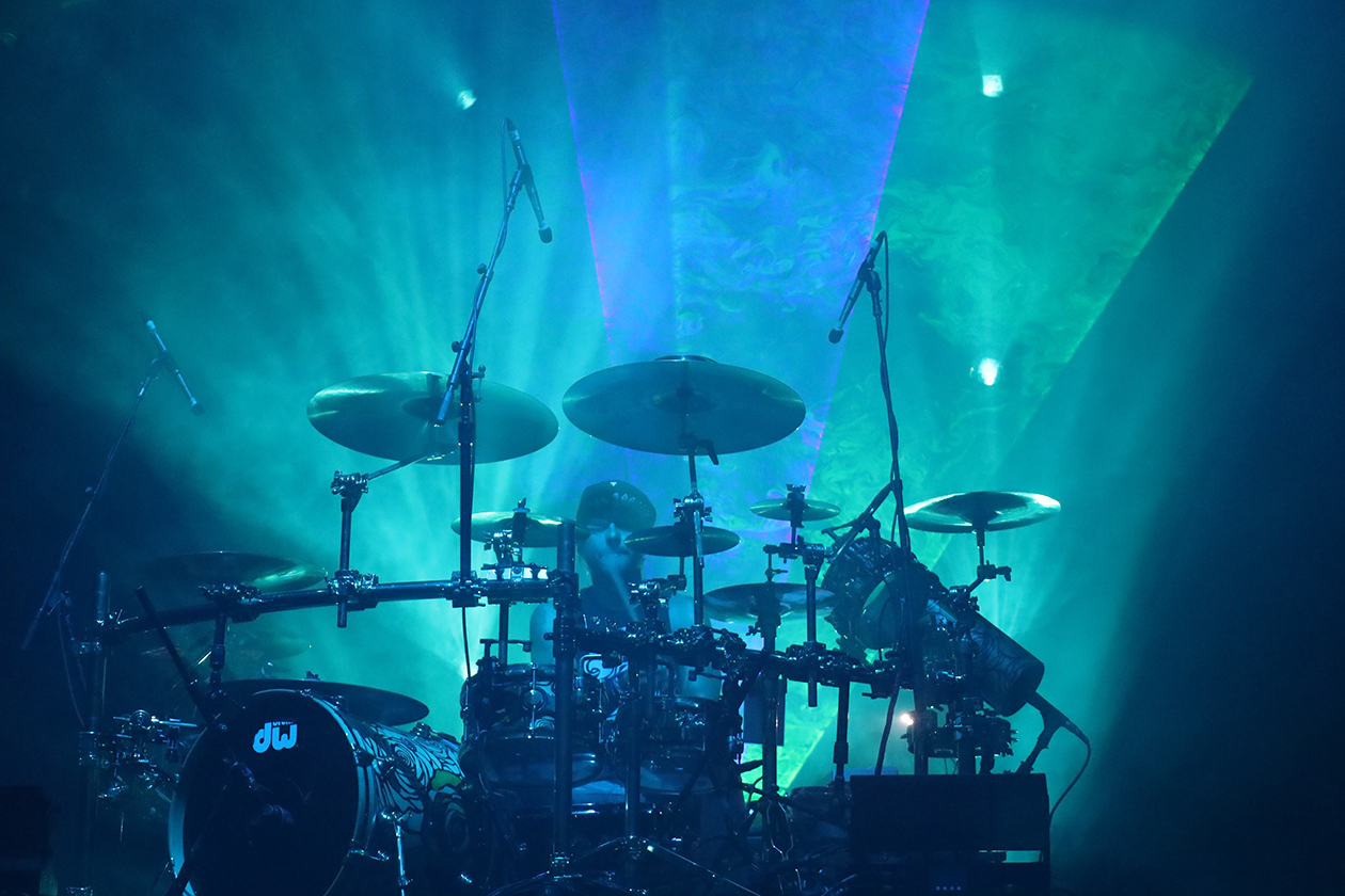 Incubus – Vor ausverkauftem Haus spielen die Alternative Rocker "Morning View" von 2001 komplett. – Drummer Jose Pasillas.