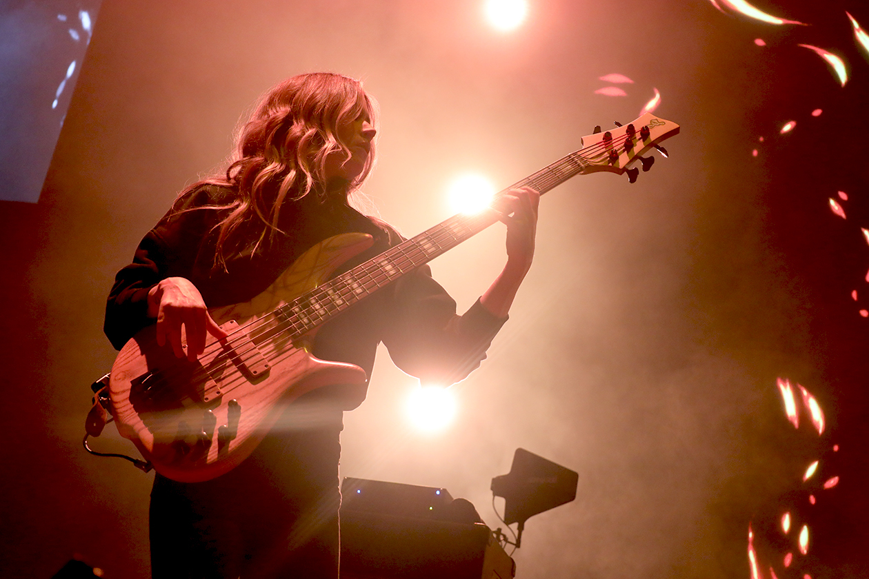 Incubus – Nicole Row, seit 2024 Bassistin bei Incubus.