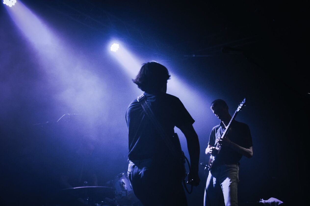 Immer wieder verschoben, immer wieder gefreut: International Music verzücken die Meute im Gebäude 9. – International Music.