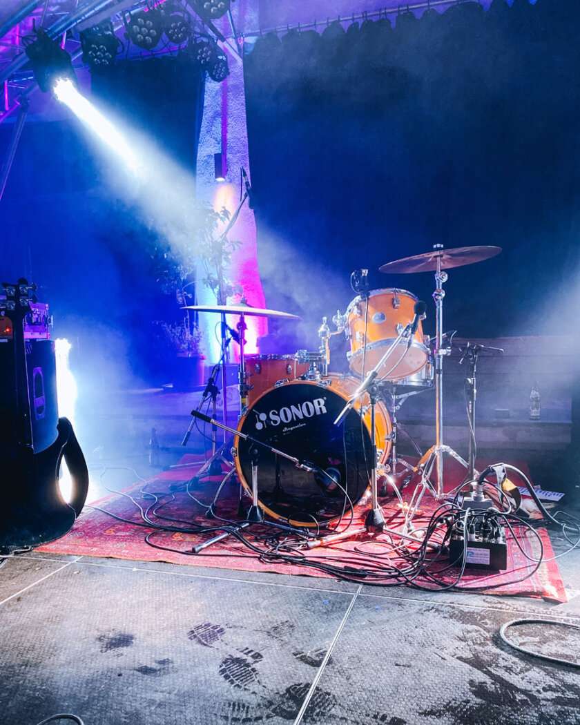 International Music – Ein Konzert ohne Masken und Stühle? Der 3G-Regel sei Dank. Pedro und Co. nutzen die Gunst der Stunde und liefern gnadenlos ab! – Abgeliefert, Feierabend!