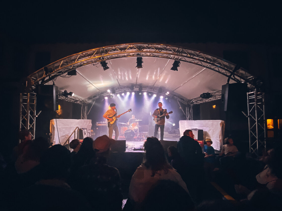 International Music – Ein Konzert ohne Masken und Stühle? Der 3G-Regel sei Dank. Pedro und Co. nutzen die Gunst der Stunde und liefern gnadenlos ab! – Beauty of the show.