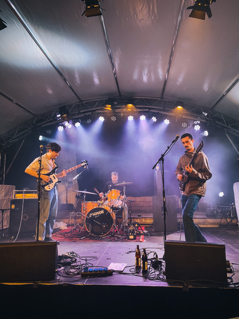 International Music – Ein Konzert ohne Masken und Stühle? Der 3G-Regel sei Dank. Pedro und Co. nutzen die Gunst der Stunde und liefern gnadenlos ab! – Erosion Korrosion: Pedro, Joel und Peter legen los.