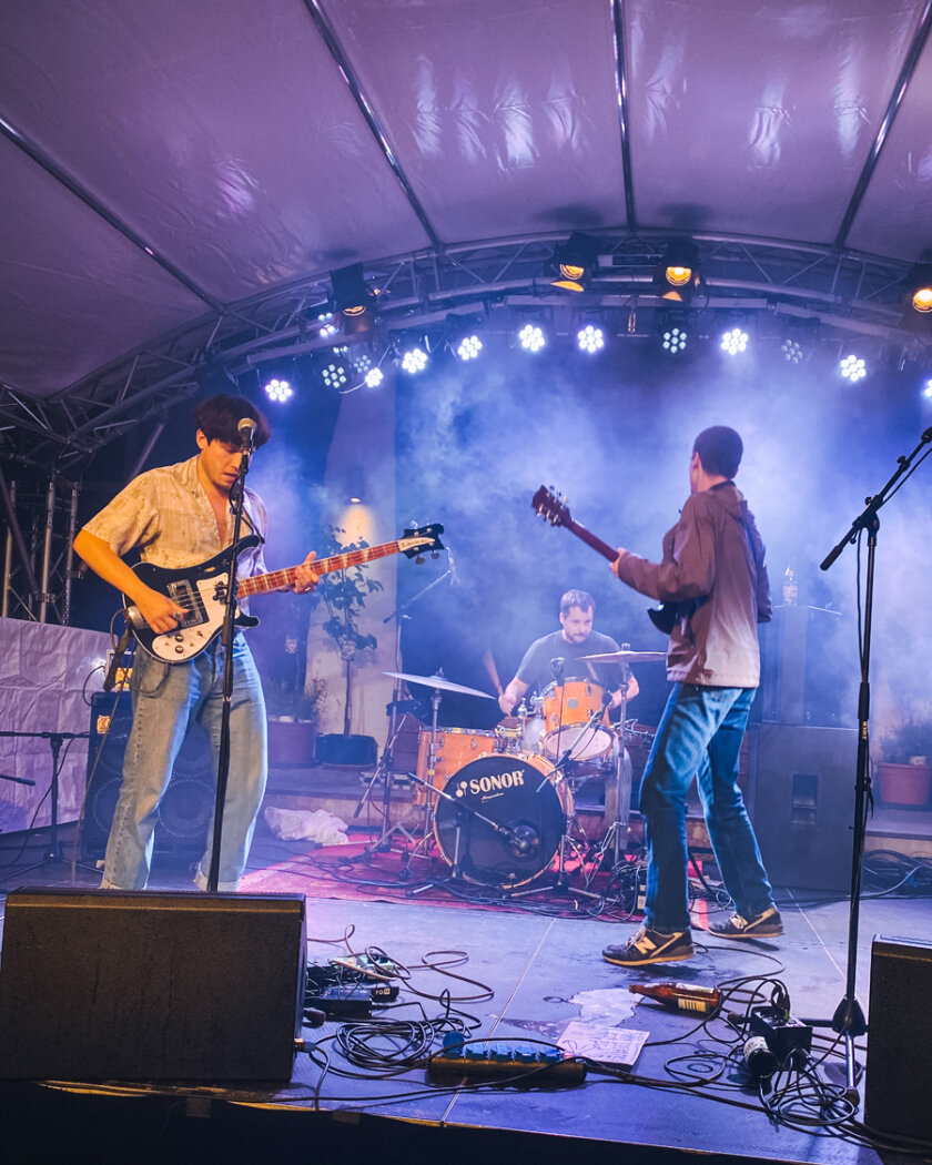 International Music – Ein Konzert ohne Masken und Stühle? Der 3G-Regel sei Dank. Pedro und Co. nutzen die Gunst der Stunde und liefern gnadenlos ab! – Raus ausm Zoo, rein ins Konzert!