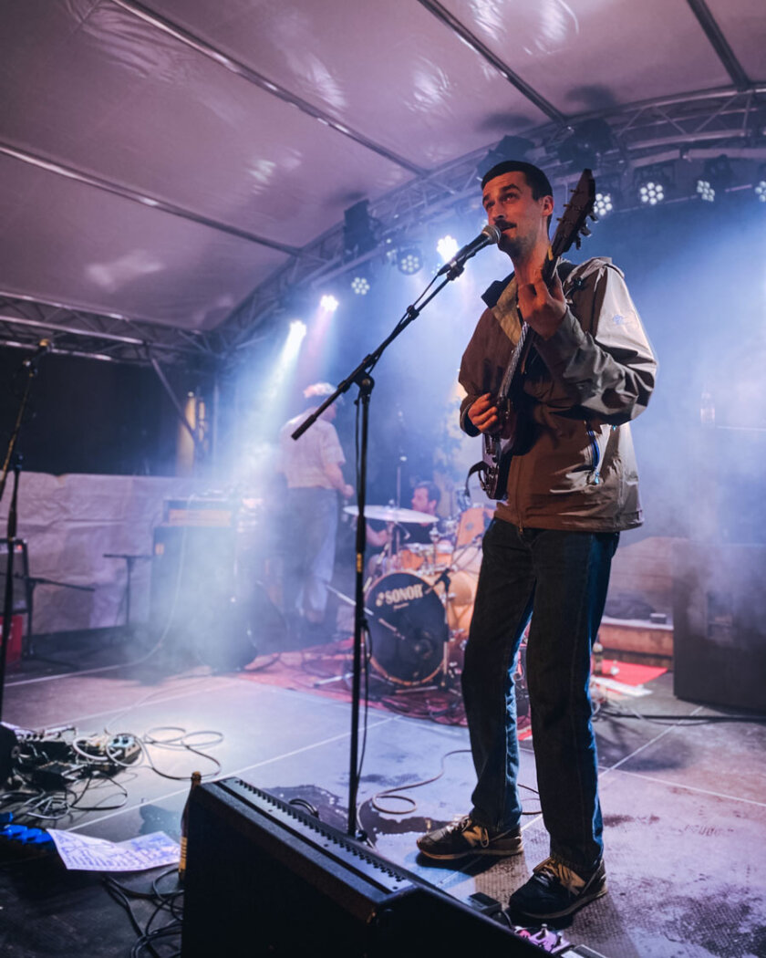 Ein Konzert ohne Masken und Stühle? Der 3G-Regel sei Dank. Pedro und Co. nutzen die Gunst der Stunde und liefern gnadenlos ab! – International Music spielen sich in Fahrt, sogar der Dauerregen pausiert.