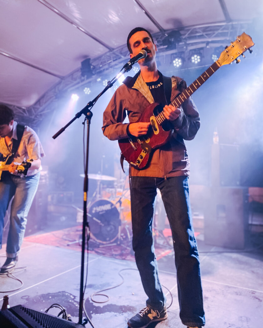 International Music – Ein Konzert ohne Masken und Stühle? Der 3G-Regel sei Dank. Pedro und Co. nutzen die Gunst der Stunde und liefern gnadenlos ab! – Stehende Zuschauer vor der Bühne: Smells like 2019. 