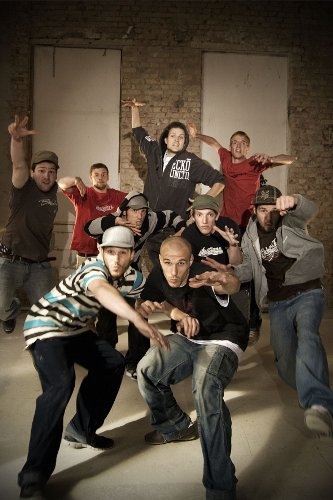 Irie Révoltés – Hände hoch, die Rebellen sind da! Diese Party hat eine Botschaft. – Ab einer gewissen Personenzahl muss man sich ...