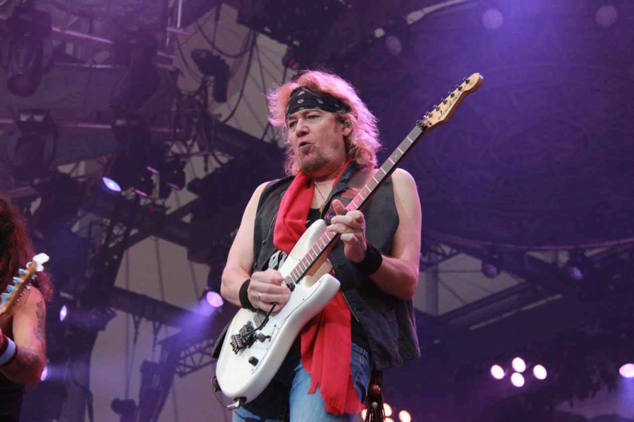 Iron Maiden – Eddie, Eddie und noch mal Eddie! – Adrian Smith ist schon seit 1976 dabei - dieses Jahr führt ihn die "The Book Of Souls"-Welttour in 35 Länder auf sechs Kontinenten.