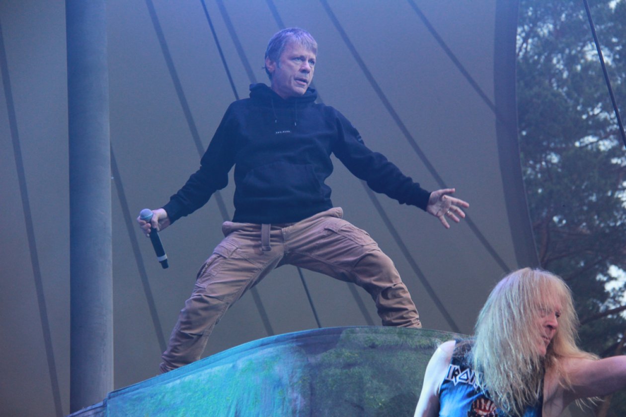 Iron Maiden – Eddie, Eddie und noch mal Eddie! – Commander in charge: Sänger Bruce Dickinson fliegt die zehntausende Kilometer im Jahr natürlich selbst. An Bord: Band, Crew und 12 Tonnen Equipment.