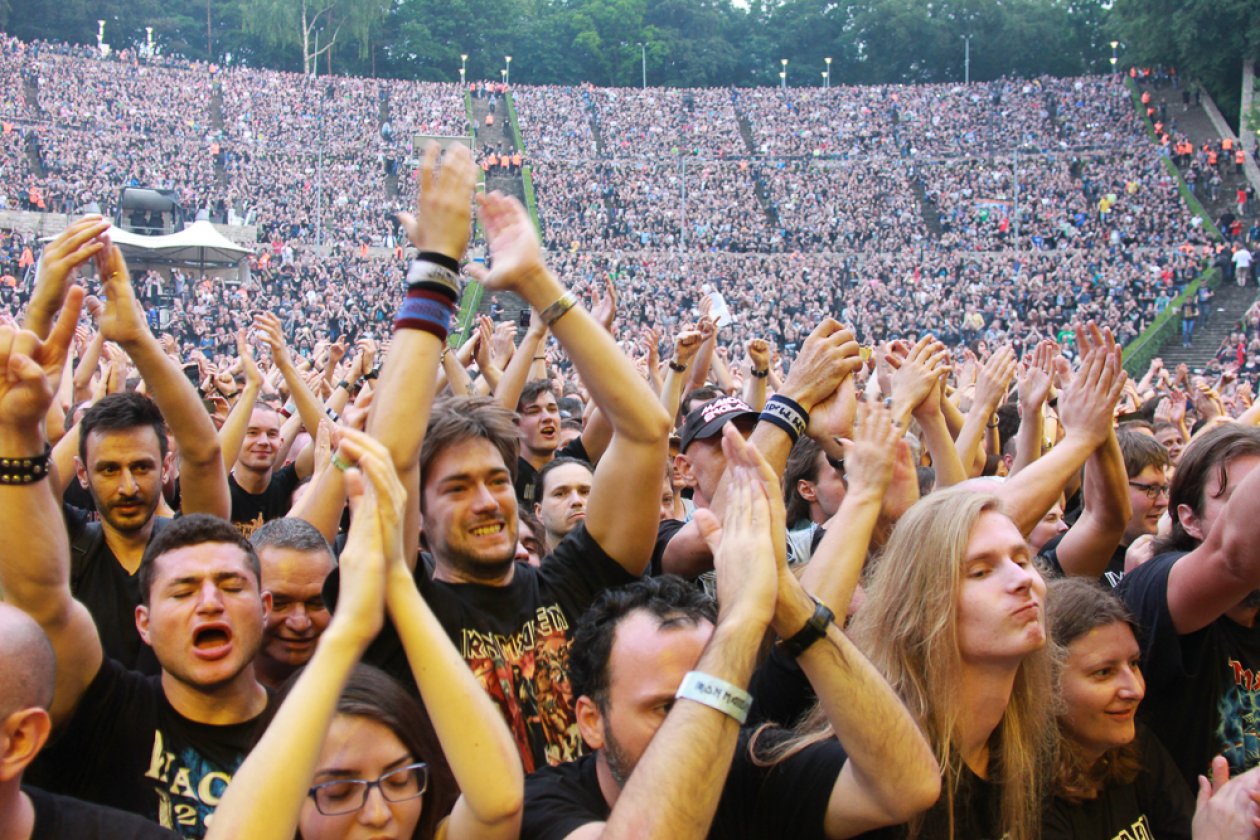 Iron Maiden – Eddie, Eddie und noch mal Eddie! – Hier feiern die Fans auf der Waldbühne das Gewohnte: eine energiegeladene Show der Alt-Metaller. Dazu Lichtshow, Pyro - alles dabei.