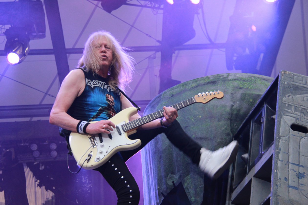 Iron Maiden – Eddie, Eddie und noch mal Eddie! – ... während Janick Gers nach wie vor die Metaller-Uniform der Achtziger Jahre bevorzugt.
