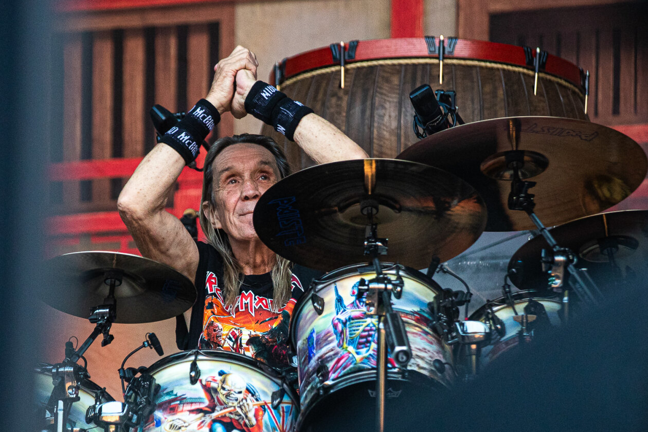 Ausverkauft schon vor der Pandemie: Iron Maiden triumphieren in der Hauptstadt. – Nicko McBrain.