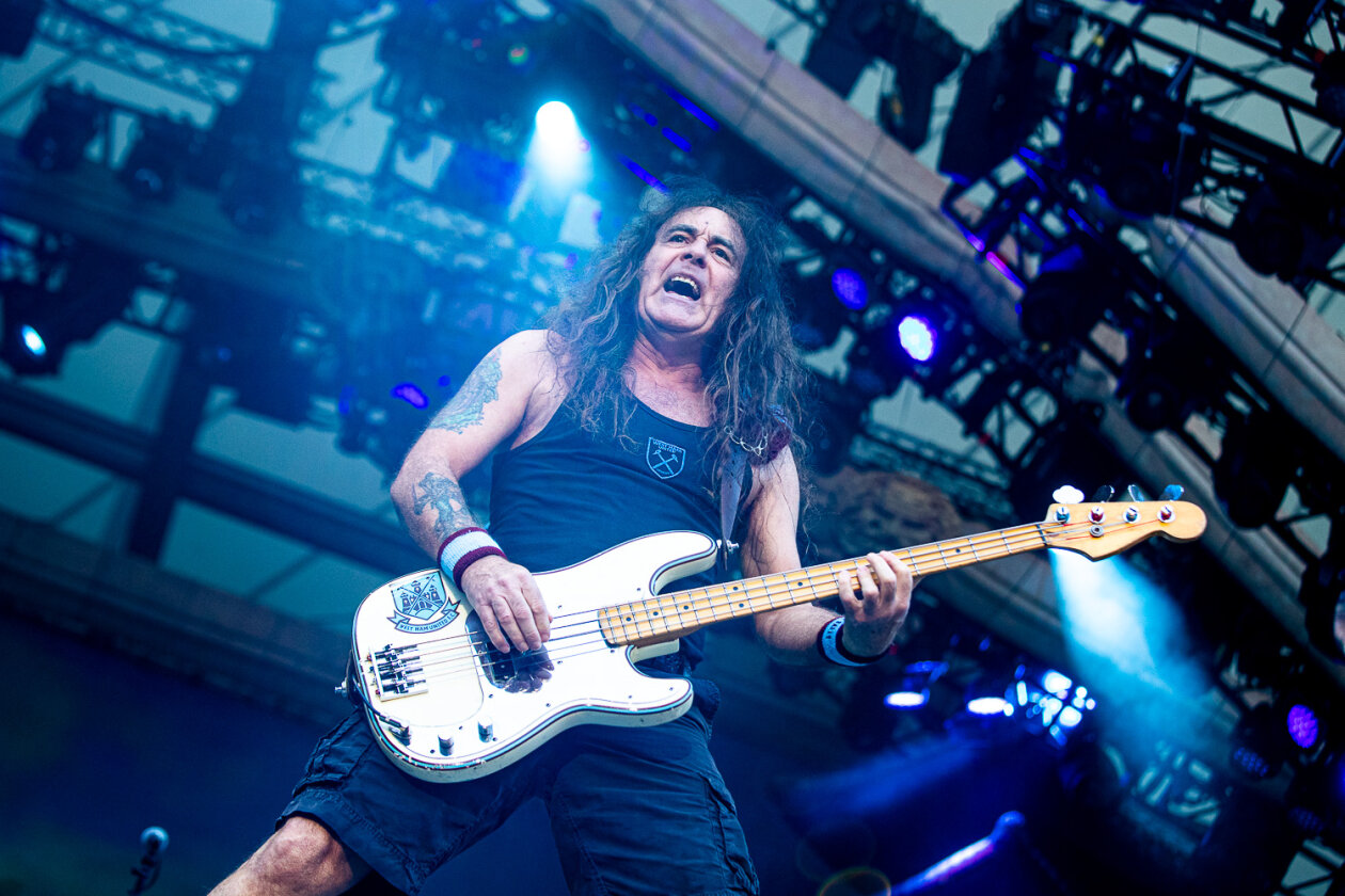 Ausverkauft schon vor der Pandemie: Iron Maiden triumphieren in der Hauptstadt. – Steve am Bass.