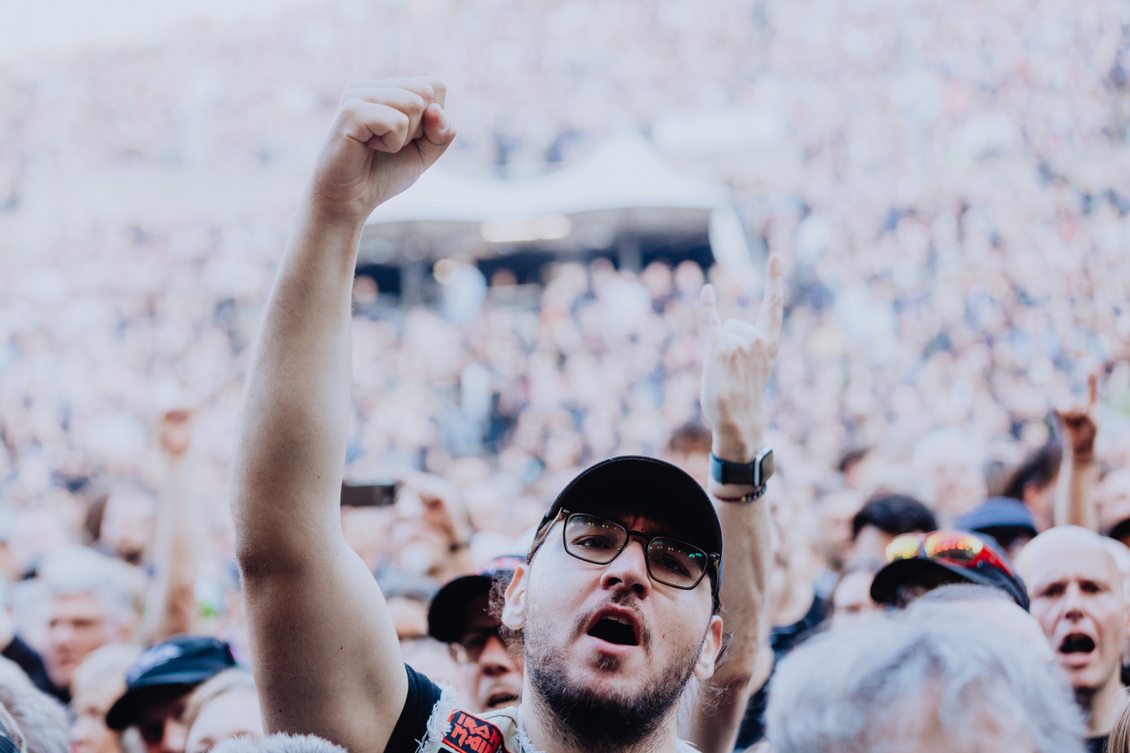 Iron Maiden – Von der ersten Sekunde an sind die Fans am Start: Bruce Dickinson und Band zuhause im dicken B. – Maiden!