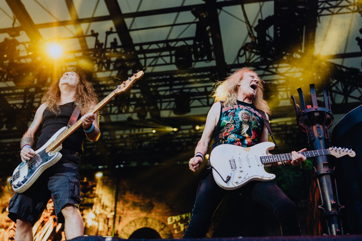 Von der ersten Sekunde an sind die Fans am Start: Bruce Dickinson und Band zuhause im dicken B. – Iron Maiden.