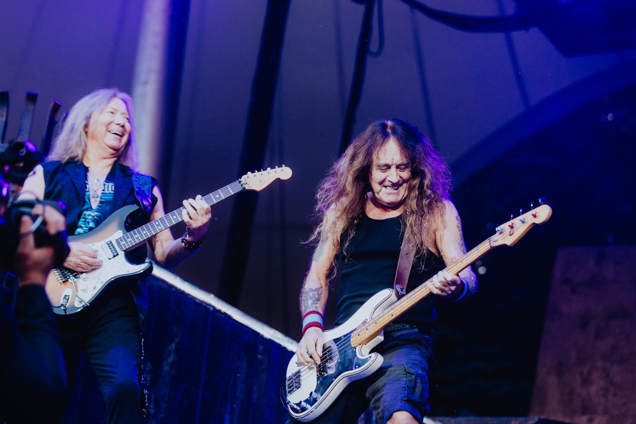Von der ersten Sekunde an sind die Fans am Start: Bruce Dickinson und Band zuhause im dicken B. – Iron Maiden.