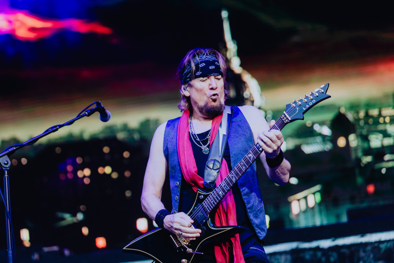 Iron Maiden – Von der ersten Sekunde an sind die Fans am Start: Bruce Dickinson und Band zuhause im dicken B. – Adrian Smith.