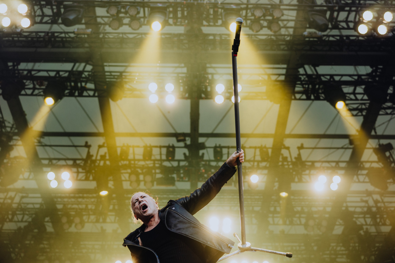 Iron Maiden – Von der ersten Sekunde an sind die Fans am Start: Bruce Dickinson und Band zuhause im dicken B. – Bruce Dickinson.