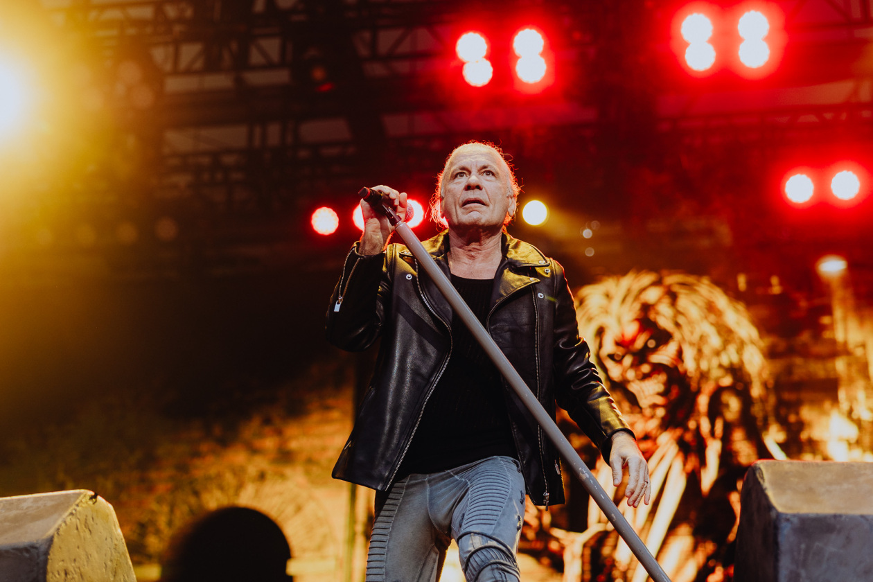 Iron Maiden – Von der ersten Sekunde an sind die Fans am Start: Bruce Dickinson und Band zuhause im dicken B. – Bruce Dickinson.