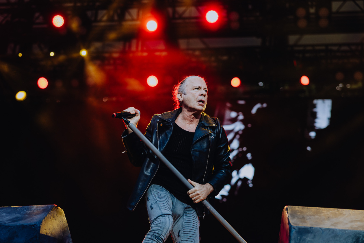 Iron Maiden – Von der ersten Sekunde an sind die Fans am Start: Bruce Dickinson und Band zuhause im dicken B. – Bruce Dickinson.