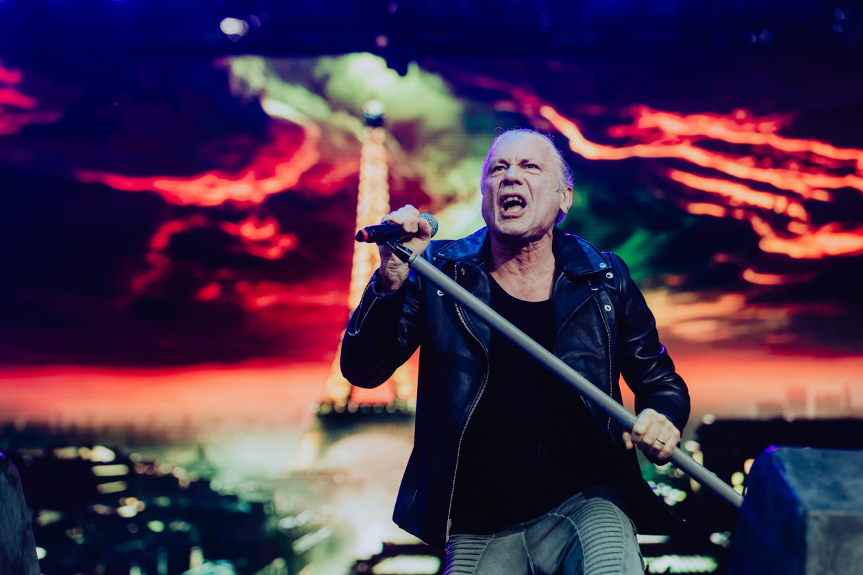 Iron Maiden – Von der ersten Sekunde an sind die Fans am Start: Bruce Dickinson und Band zuhause im dicken B. – Bruce Dickinson.