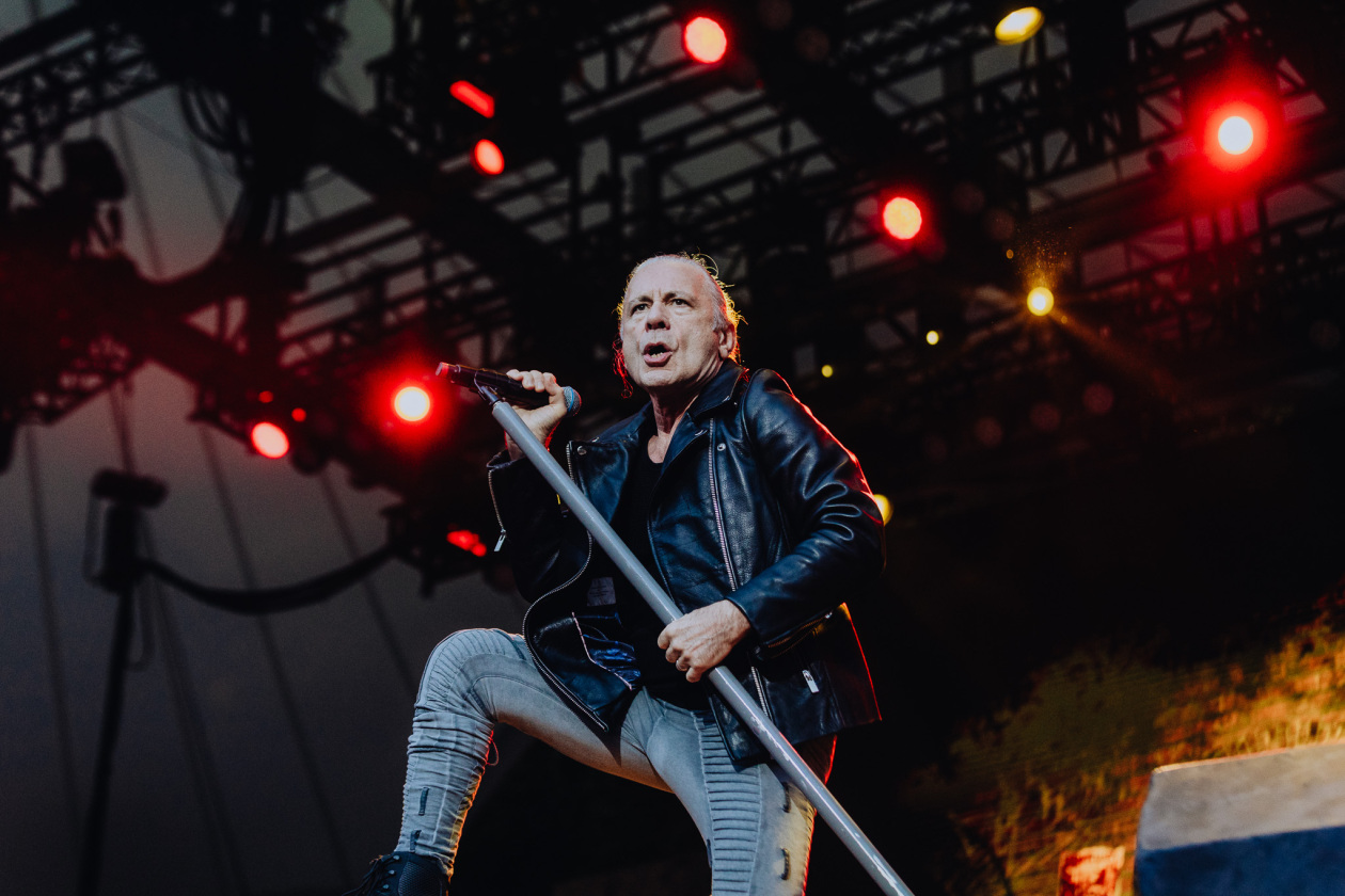 Iron Maiden – Von der ersten Sekunde an sind die Fans am Start: Bruce Dickinson und Band zuhause im dicken B. – Bruce Dickinson.